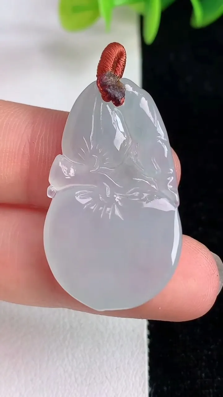 天然A货翡翠飘花寿桃吊坠，尺寸38.4-19.2-5，重量:5.61g
6月13日