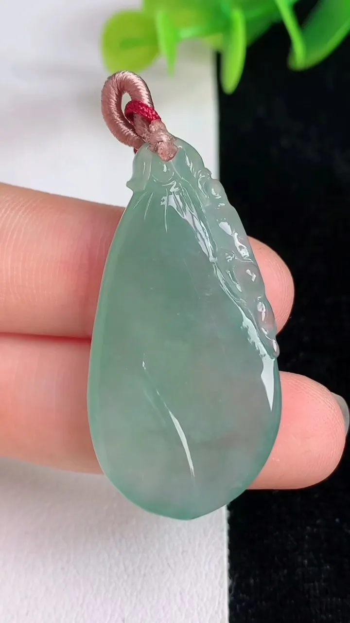 天然A货翡翠福瓜吊坠，尺寸34-19.4-5.6，重量:8.00g
6月13日