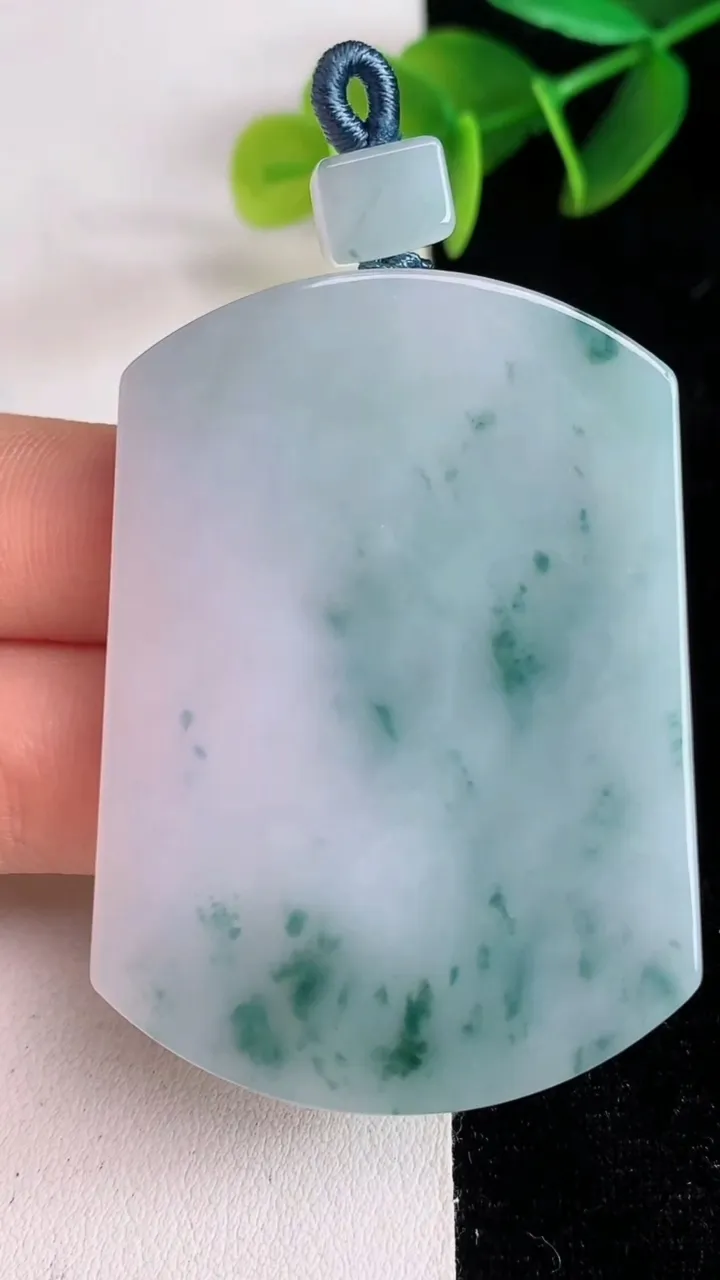 天然A货翡翠飘花无事牌吊坠，尺寸51.4-37-6，重量:34.74g
6月13日