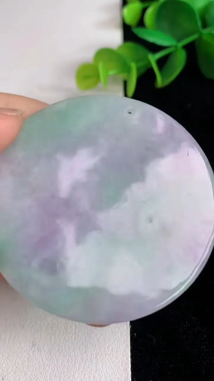 天然A货翡翠春带彩紫罗兰山水牌吊坠，尺寸51.8-5.5，重量:33.72g
6月13日