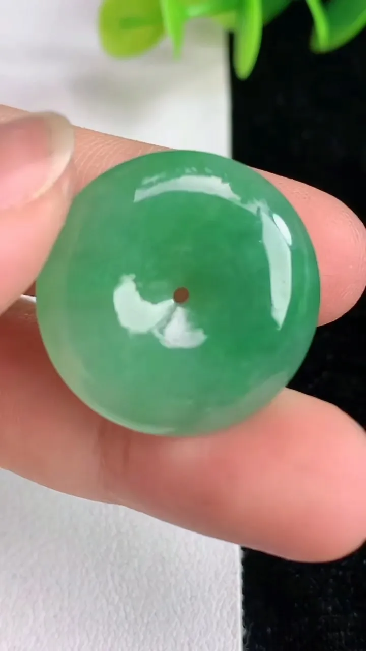 天然A货翡翠平安扣吊坠，尺寸23-5.3，重量:6.07g
6月13日