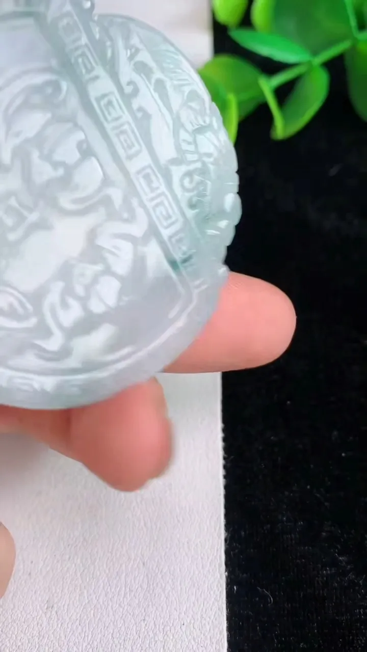 天然A货翡翠飘花生肖狗吊坠，尺寸48.5-5，重量:20.38g
6月13日
