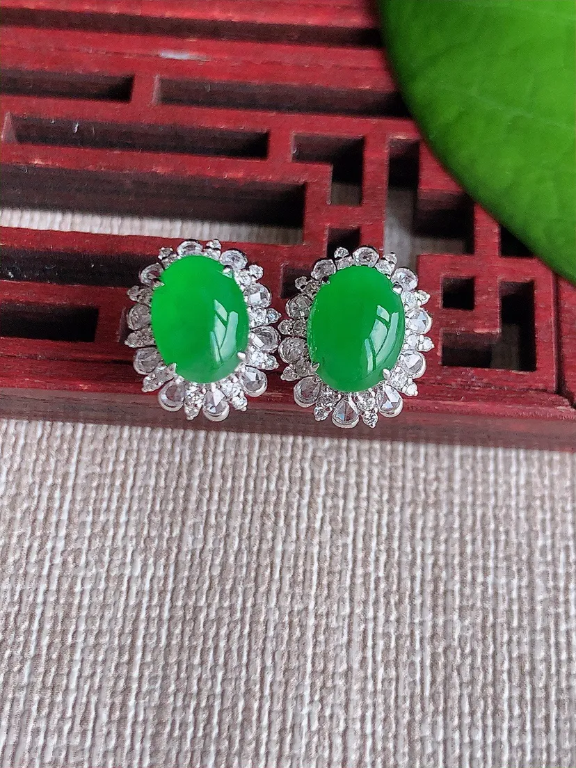 天然A货翡翠18K金伴钻镶嵌阳绿蛋面耳钉 尺寸8.2×6mm 重量2.63g 0611