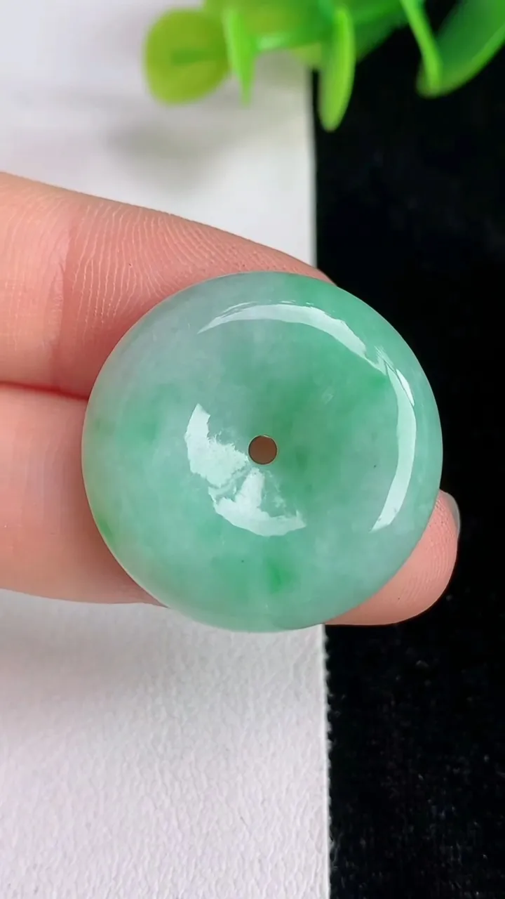 天然A货翡翠平安扣吊坠，尺寸25.4-5.6，重量:7.80g
6月13日