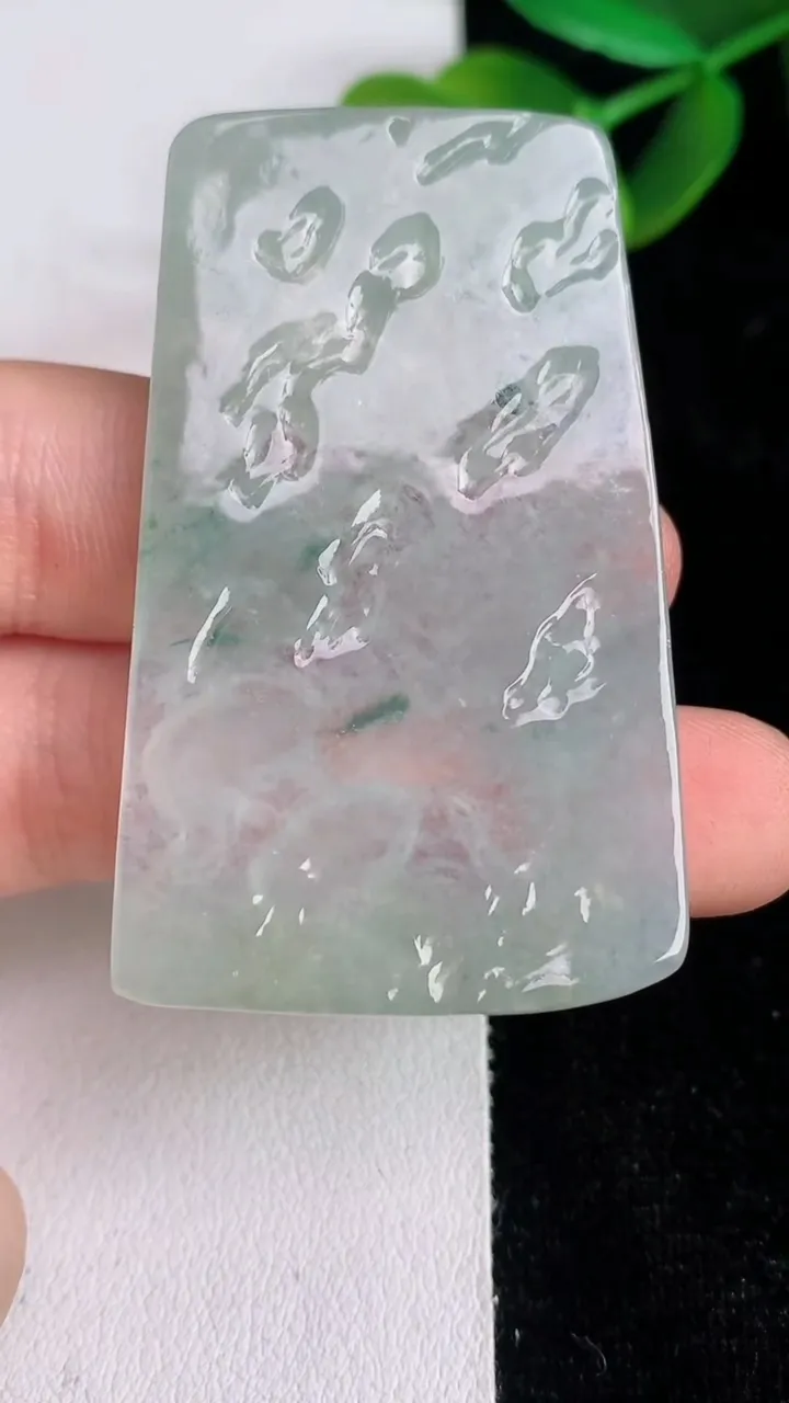 天然A货翡翠飘花年年有余吊坠，尺寸52-31.5-4.8，重量:15.28g
6月13日