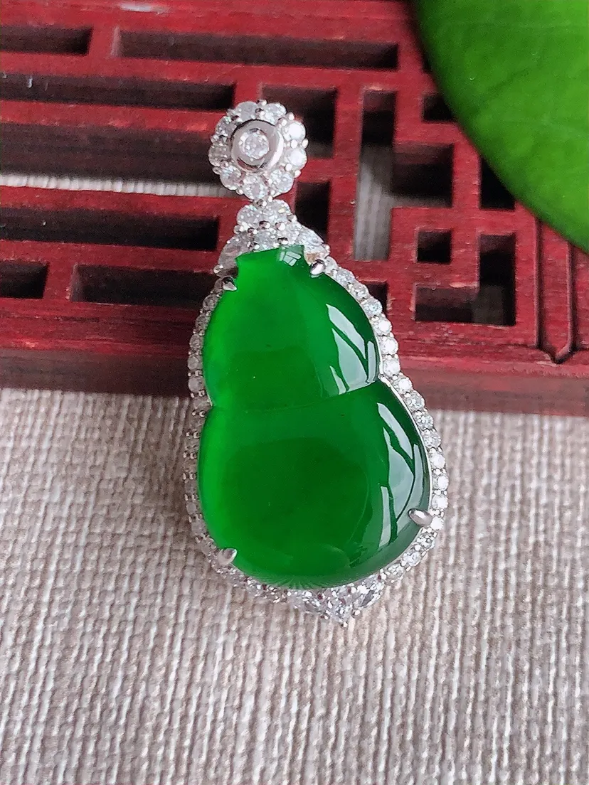 天然A货翡翠18K金伴满绿葫芦吊坠尺寸33.8×16.6×11裸石20.6×14m量7.14g 0612