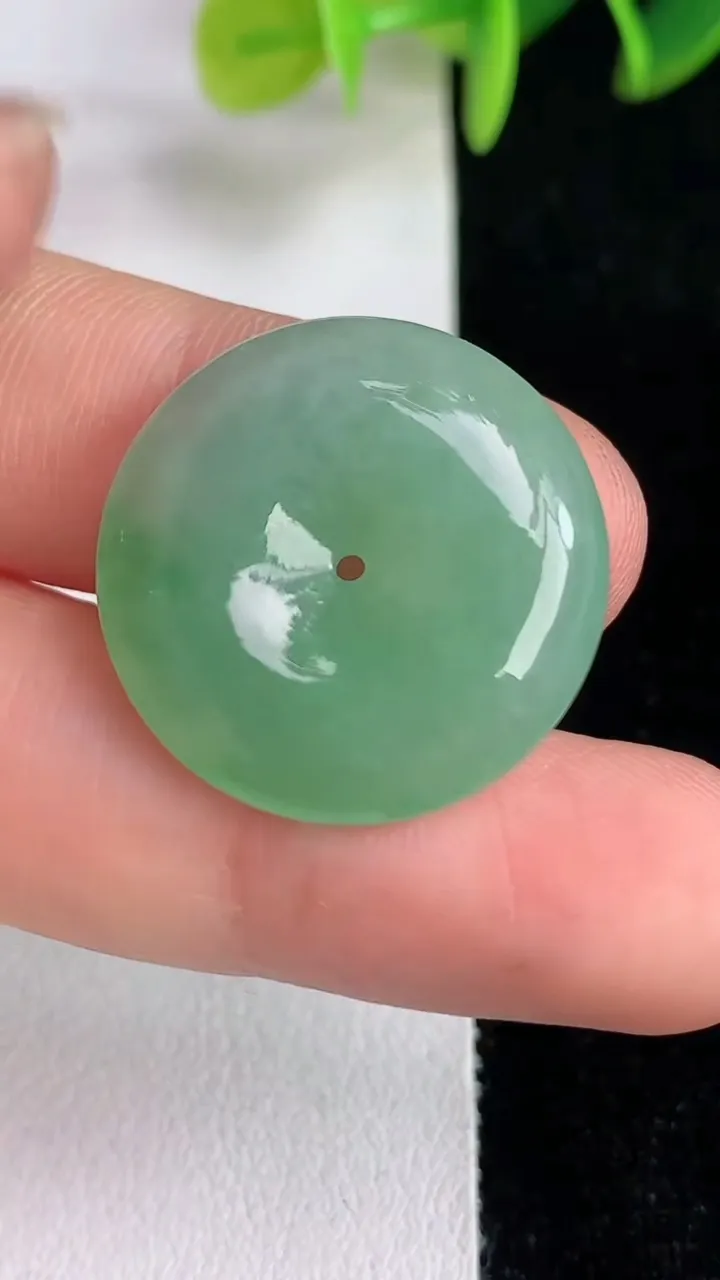 天然A货翡翠平安扣吊坠，尺寸22.3-5.3，重量:5.42g
6月13日