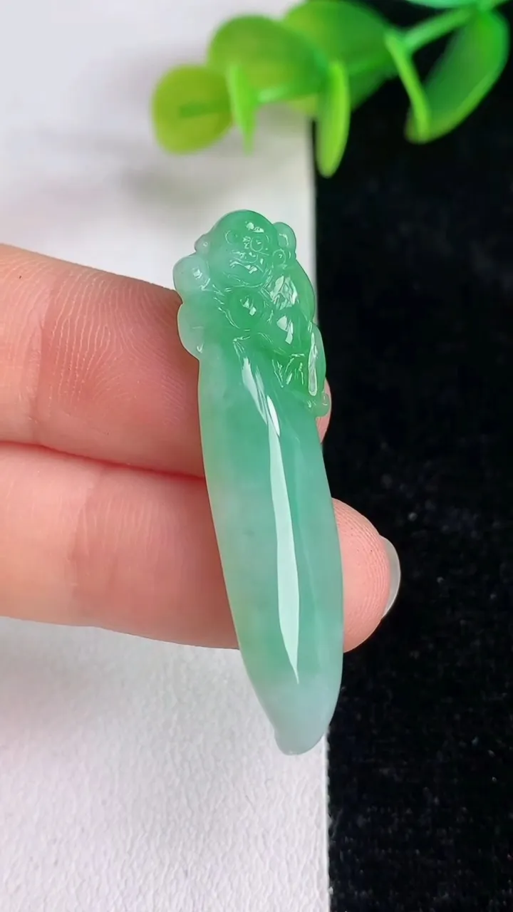 天然A货翡翠福瓜吊坠，尺寸40.2-9.3-5.2，重量:4.07g
6月13日