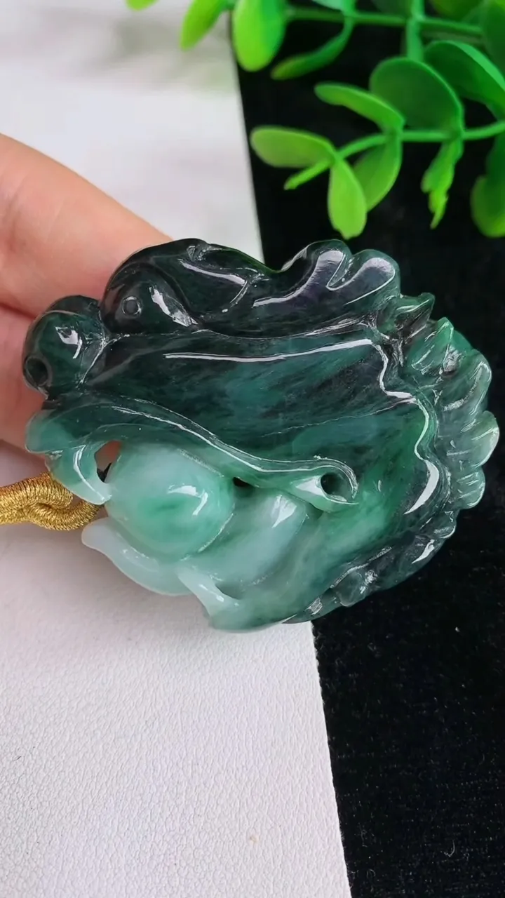 天然A货翡翠麒麟吊坠，尺寸54-48-14.5，重:67.31g
6月13日