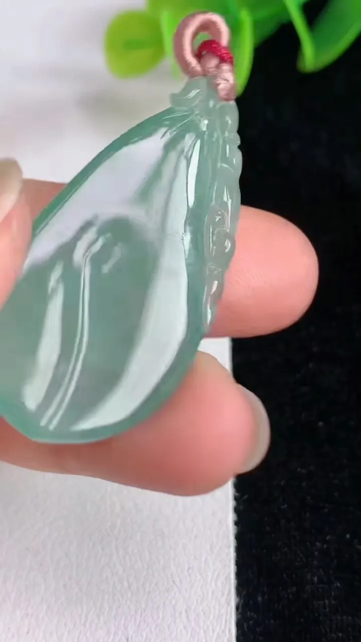 天然A货翡翠福瓜吊坠，尺寸34-19.4-5.6，重量:8.00g
6月13日