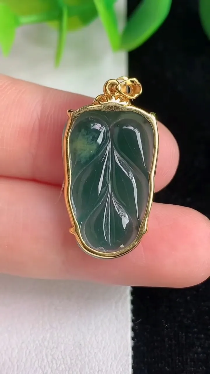 天然A货翡翠k金蓝水金枝玉叶 叶子吊坠，尺寸30-14.5-3.8，重:2.42g
6月13日