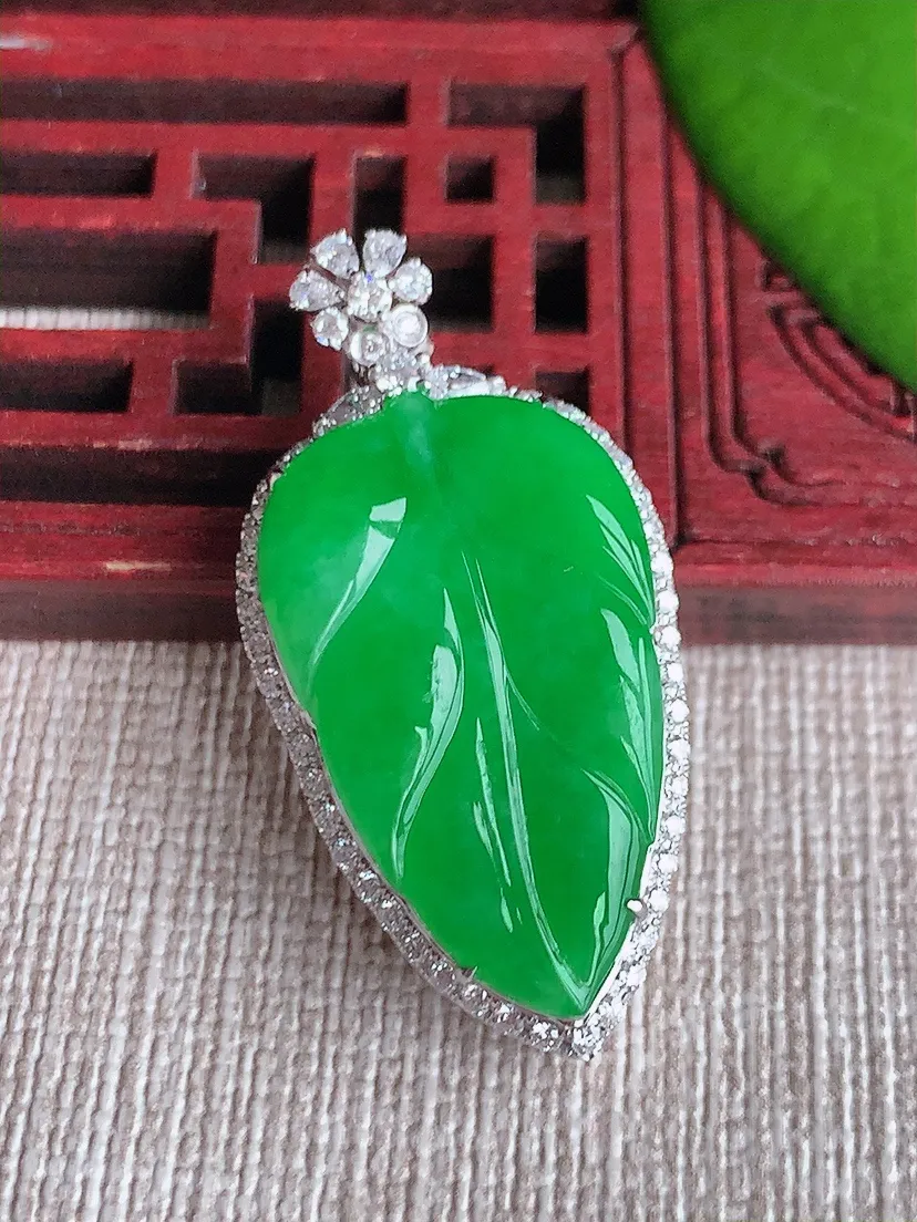 天然A货翡翠18K金伴阳绿叶子金枝玉叶吊坠尺寸36.5×17.7×8.8裸石26.3×15.5m量7.53g 0612