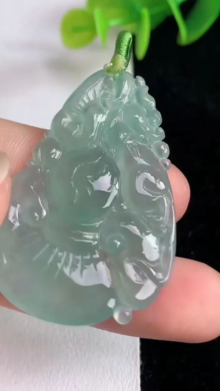 天然A货翡翠如意吊坠，尺寸42.2-29.3-4.2，重量:8.65g
6月14日