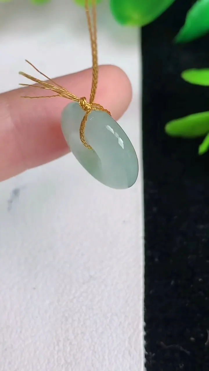 天然A货翡翠平安扣吊坠，尺寸15-4.6，重量:2.27g
6月14日