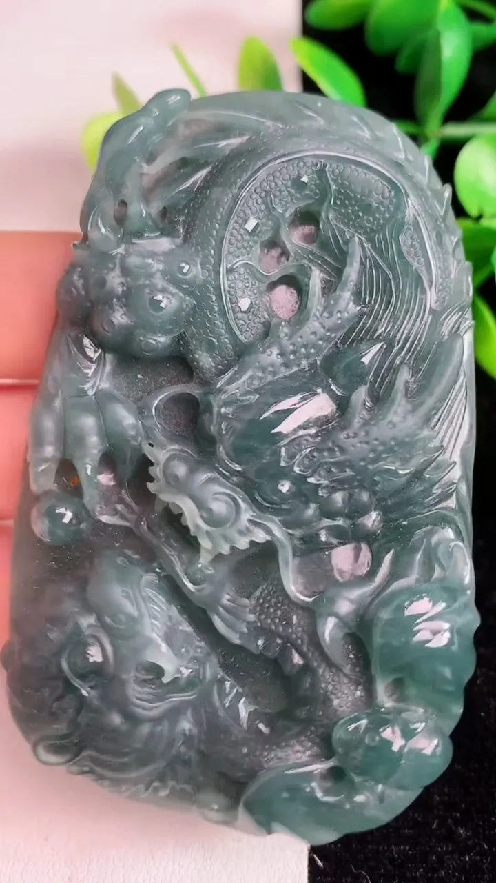 天然A货翡翠蓝水龙牌吊坠，尺寸77-48-11，重:72.04g
6月14日