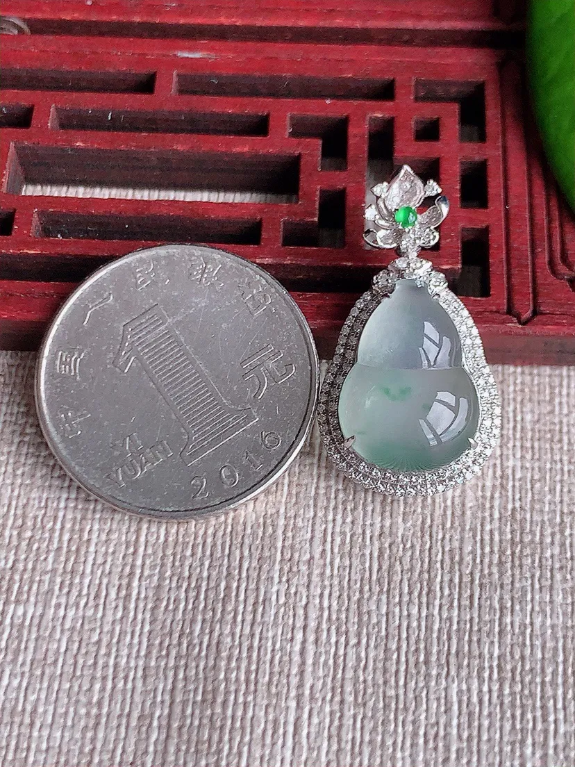 天然A货翡翠18K金伴飘花葫芦吊坠尺寸28.5×15.4×8.8裸石15.8×11.6m量3.03g 0613