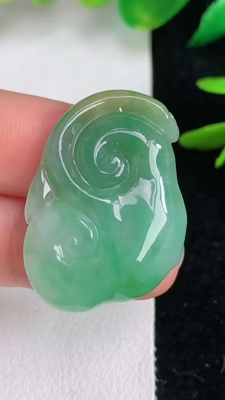 天然A货翡翠如意吊坠，尺寸32-22-6.6，重量:8.10g
6月14日