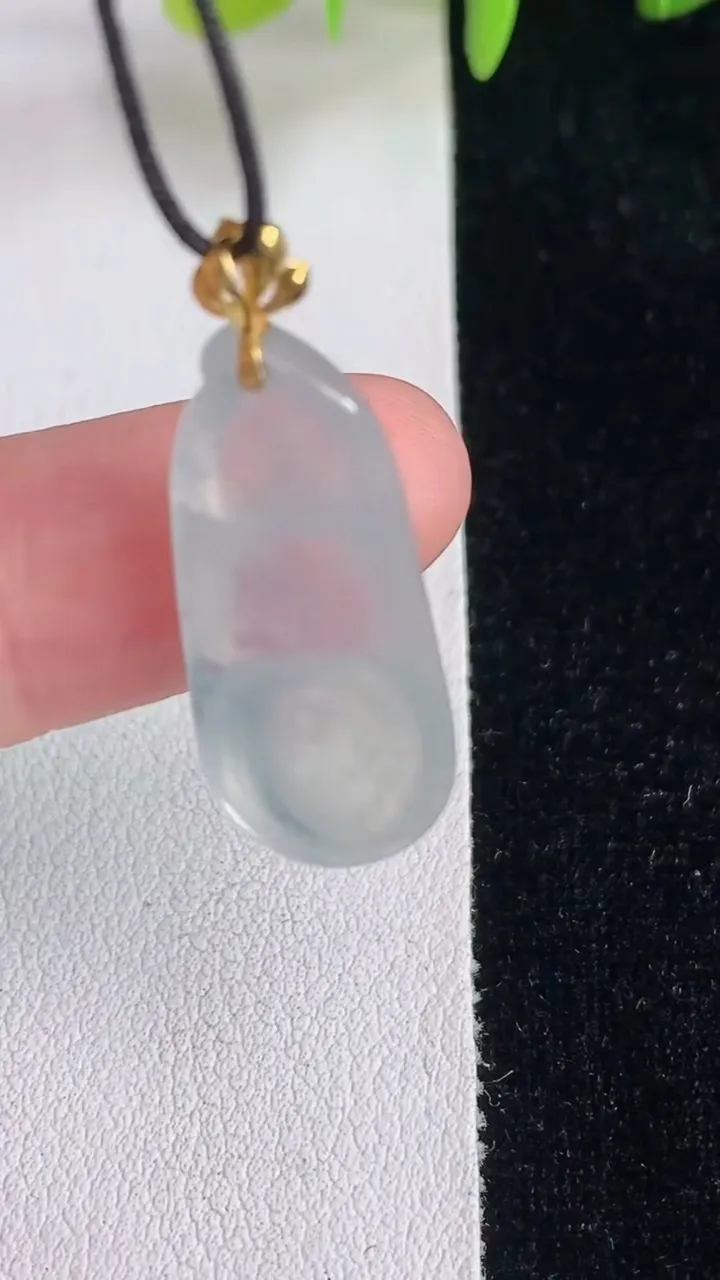 天然A货翡翠白冰福豆吊坠，尺寸25.8-11-4.8，重量:2.84g
6月14日