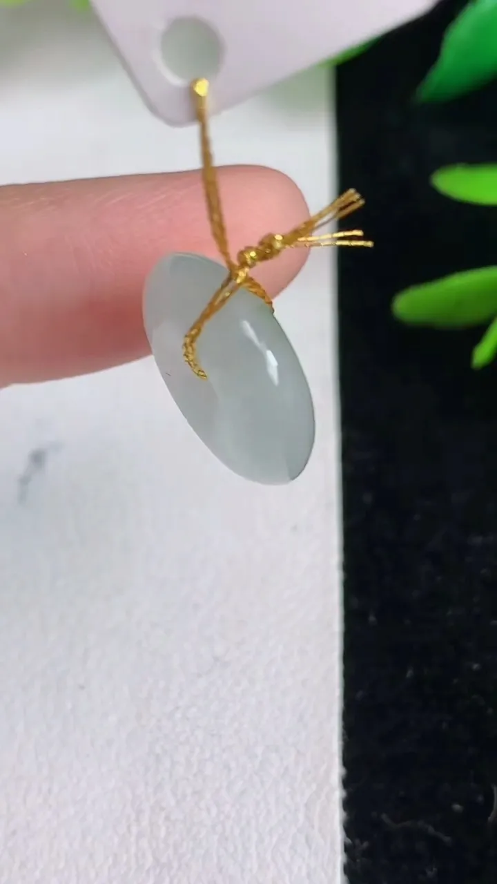 天然A货翡翠种白冰平安扣吊坠，尺寸15.2-4.8，重量:2.40g
6月14日