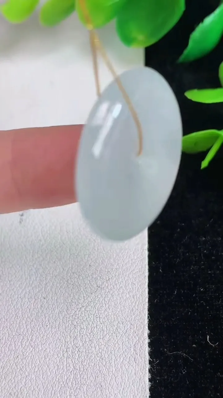 天然A货翡翠飘花平安扣吊坠，尺寸25-5，重量:6.69g
6月14日