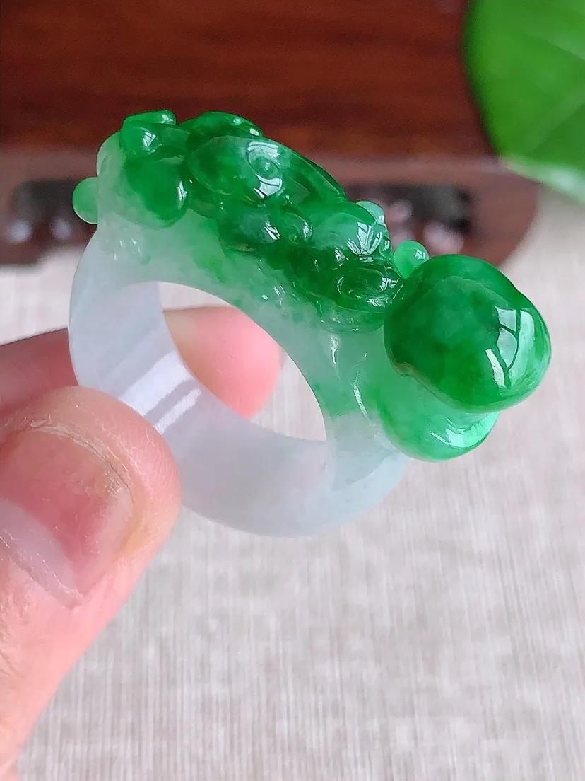 天然A货翡翠飘阳绿招财貔貅扳指 尺寸20.5×9.8×8.5mm 重量14.53g 0613