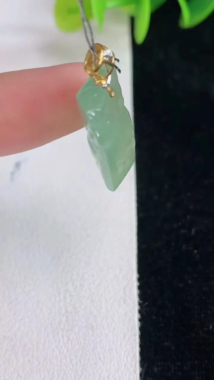 天然A货翡翠随形吊坠，尺寸21-11.6-7，重量:3.20g
6月14日