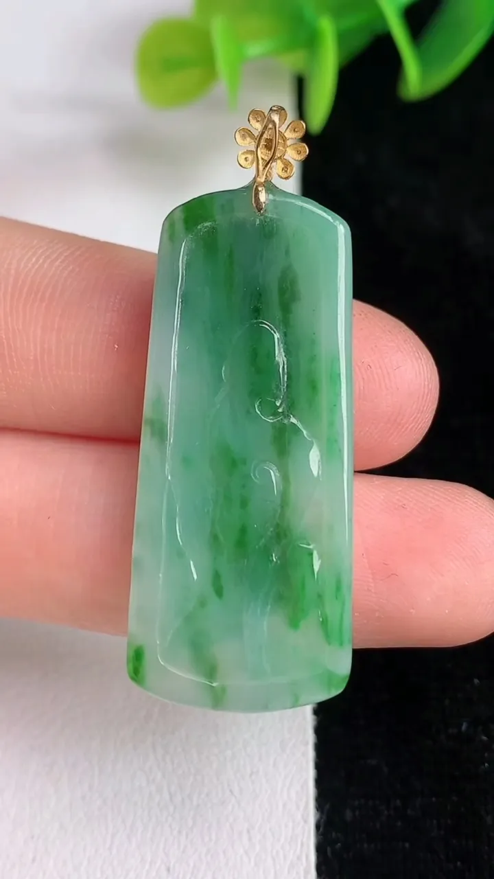 天然A货翡翠梅花鹿吊坠，尺寸37.6-16-4，重量:5.35g
6月14日