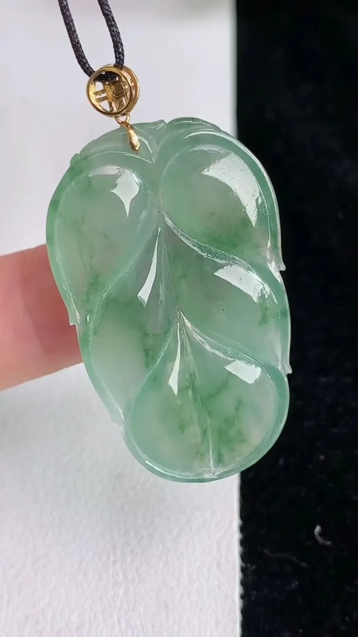 天然A货翡翠金枝玉叶 叶子吊坠，尺寸36.5-22.3-4.3，重:6.62g
6月14日