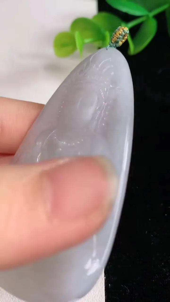 天然A货翡翠度母吊坠，尺寸70.2-42-5.2，重量:33.95g
6月14日