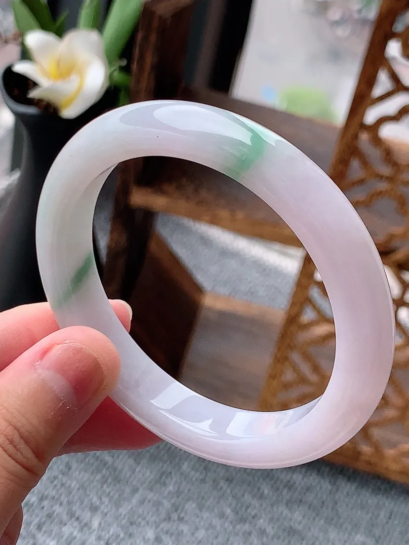 天然A货翡翠淡春彩淡紫罗兰飘绿正装正圈手镯55-56圈口 尺寸55.8×10.5×8mm 重量50.77g 0613