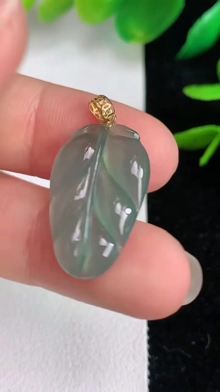 天然A货翡翠金枝玉叶 叶子吊坠，尺寸22-14.7-3.5，重量:2.24g
6月14日