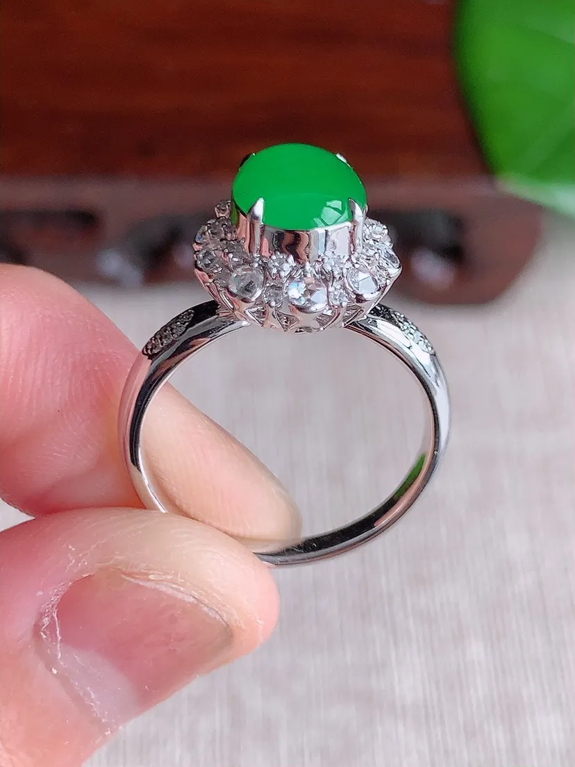 天然A货翡翠18K金伴钻镶嵌阳绿蛋面戒指 圈口17.3裸石尺寸9×7mm 重量3.96g 0613