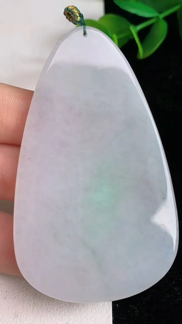 天然A货翡翠度母吊坠，尺寸70.2-42-5.2，重量:33.95g
6月14日