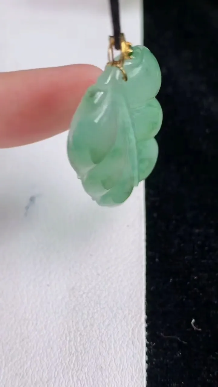 天然A货翡翠金枝玉叶 叶子吊坠，尺寸36.5-22.3-4.3，重:6.62g
6月14日