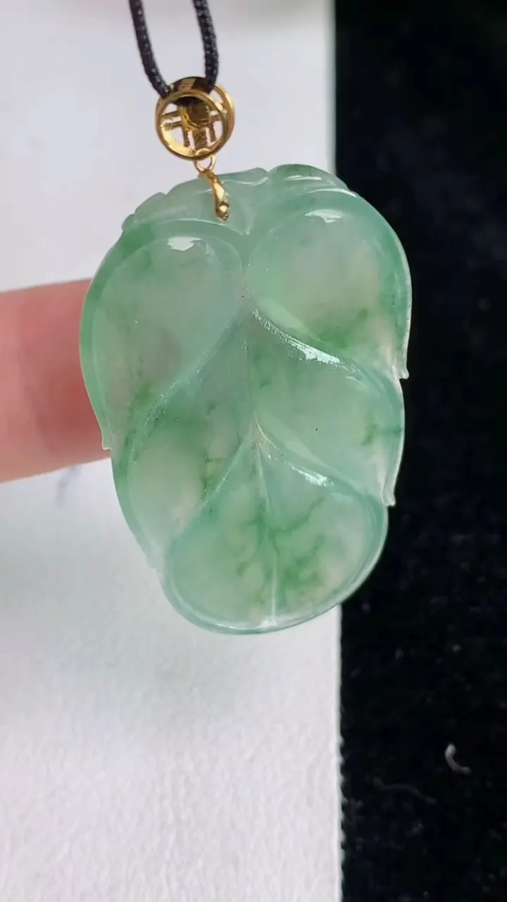 天然A货翡翠金枝玉叶 叶子吊坠，尺寸36.5-22.3-4.3，重:6.62g
6月14日