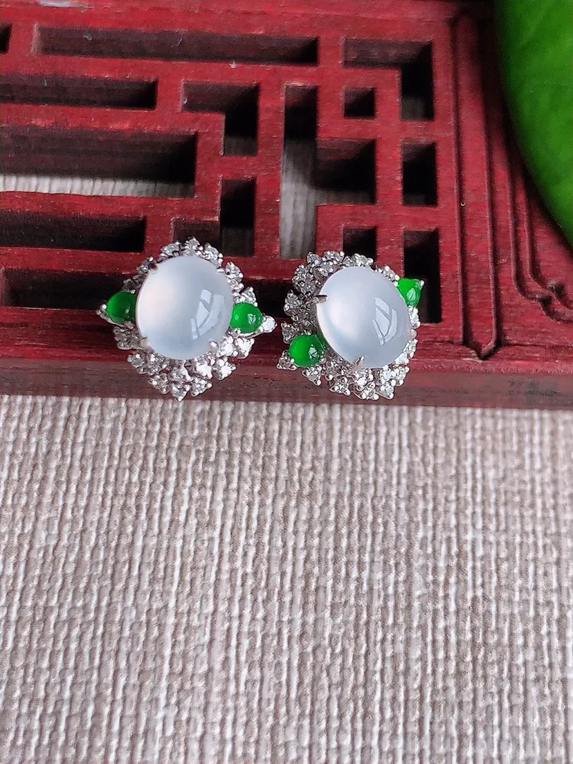 天然A货翡翠18K金伴钻镶嵌白月光蛋面耳钉 尺寸6.3×5.6mm 重量2.42g 0613
