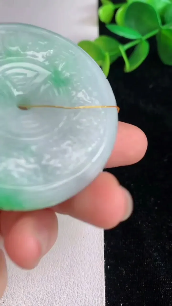 天然A货翡翠复古平安扣吊坠，尺寸49.2-11.7，重量:64.25g
6月14日