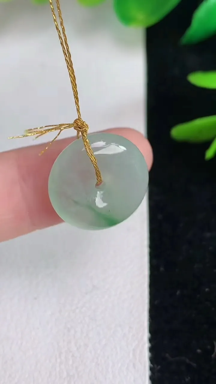天然A货翡翠平安扣吊坠，尺寸15-4.6，重量:2.27g
6月14日