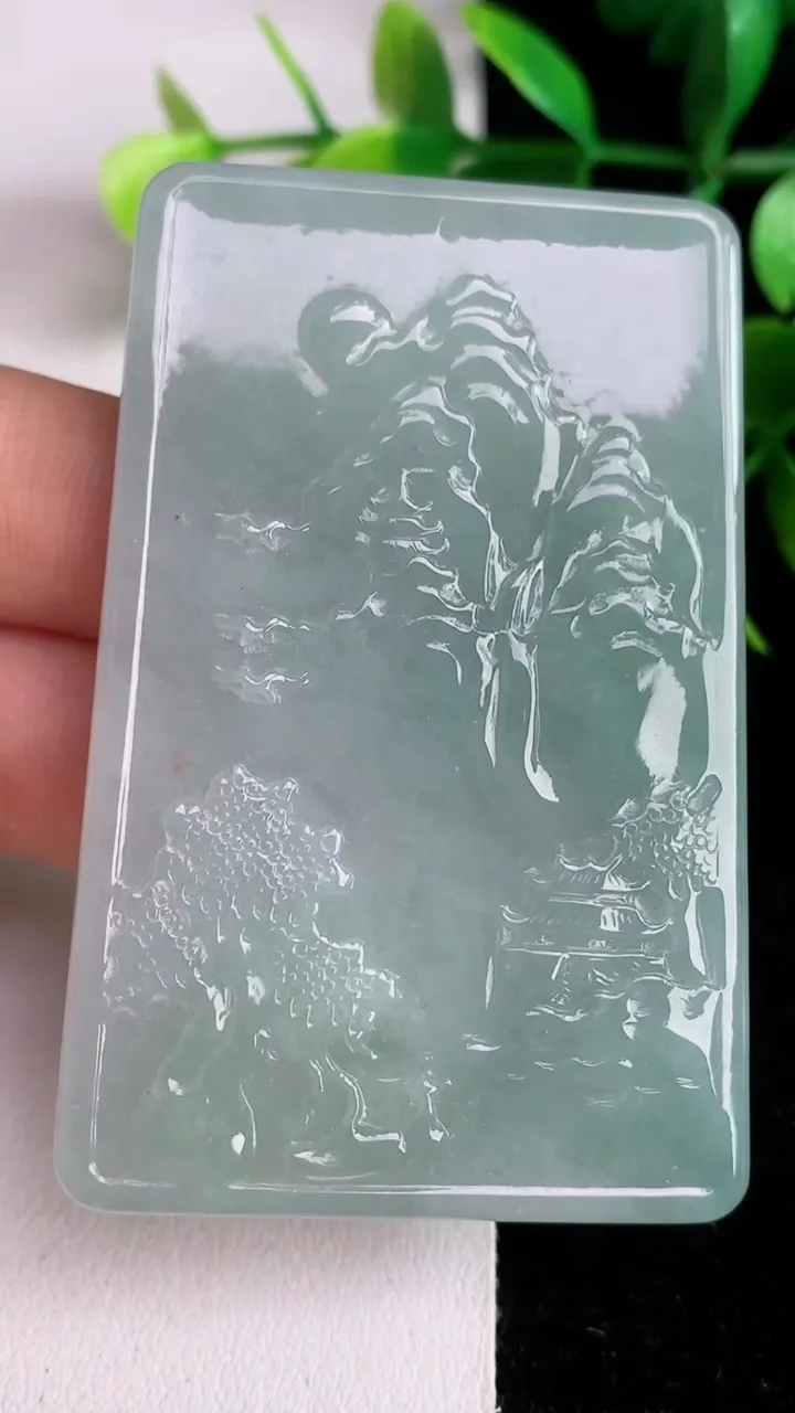 天然A货翡翠山水牌吊坠，尺寸62.6-41-5，重量:37.70g
6月14日