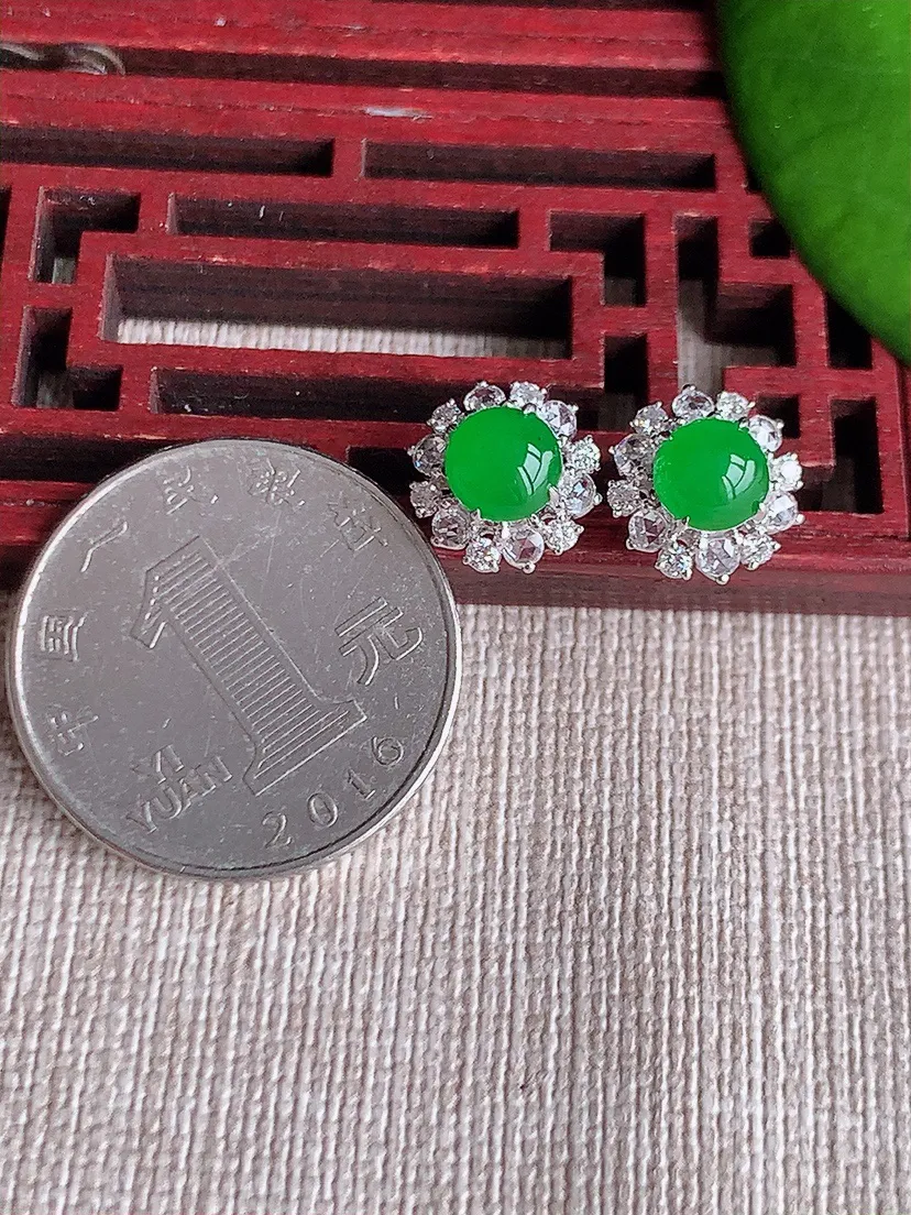 天然A货翡翠18K金伴钻镶嵌阳绿蛋面耳钉 尺寸5.8mm 重量2.69g 0612