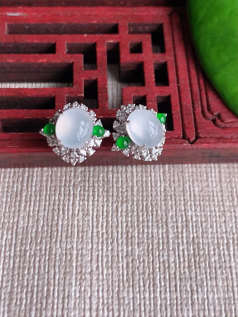 天然A货翡翠18K金伴钻镶嵌白月光蛋面耳钉 尺寸6.3×5.6mm 重量2.42g 0613