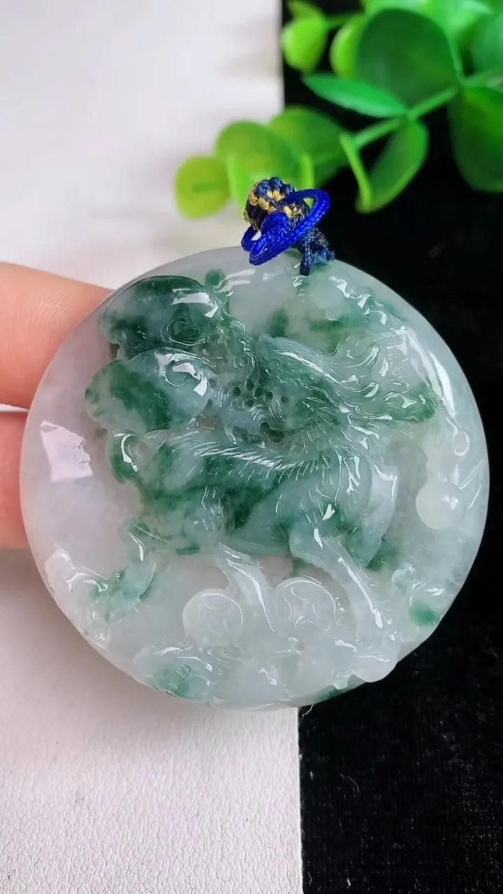 天然A货翡翠飘花麒麟吊坠，尺寸51.2-6.8，重量:33.67g
6月14日