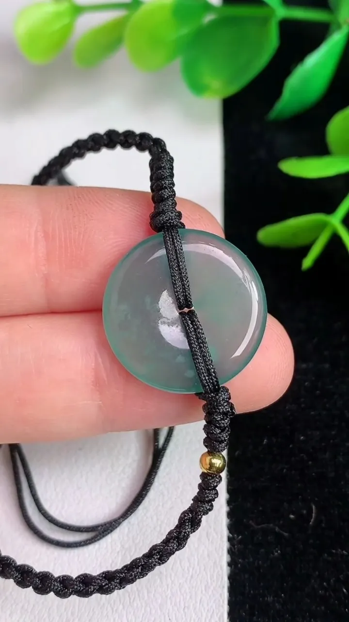 天然A货翡翠蓝水平安扣手绳，尺寸18.8-2.6，重量:2.91g
6月14日
