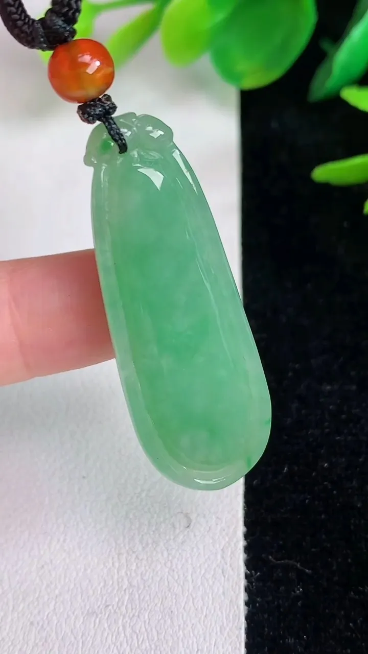 天然A货翡翠福瓜吊坠，尺寸41.8-15-6.6，重:8.82g
6月14日