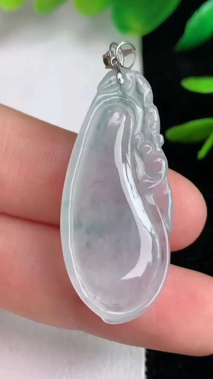 天然A货翡翠18k金飘花福瓜吊坠，尺寸36-16.4-5.2，重量:5.58g
6月14日