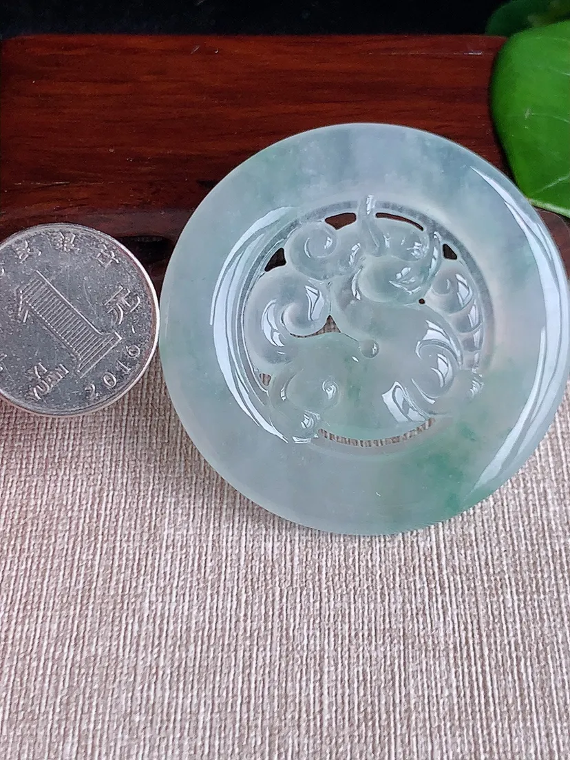 天然A货翡翠飘花麒麟吊坠尺寸53.7×4.8m量30.43g 0612