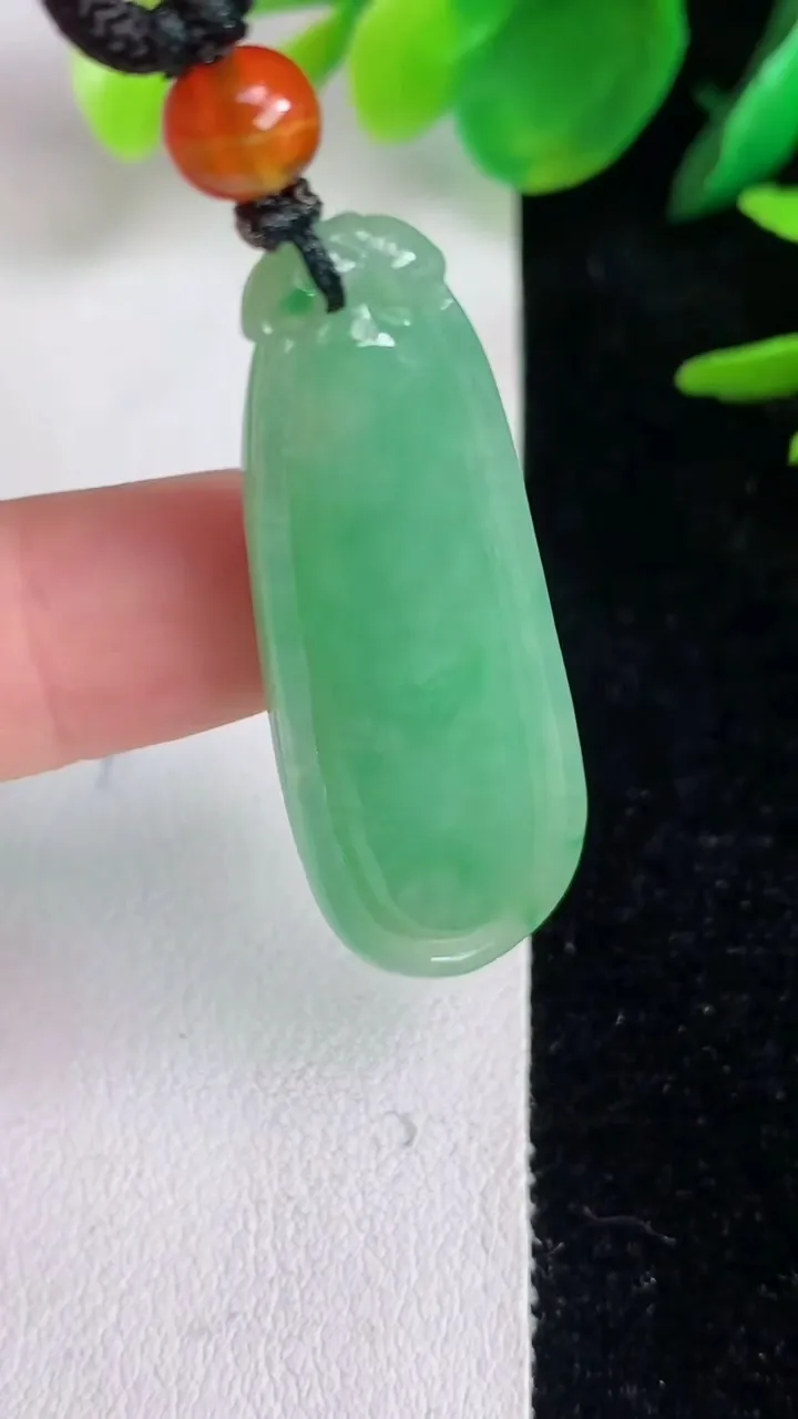 天然A货翡翠福瓜吊坠，尺寸41.8-15-6.6，重:8.82g
6月14日