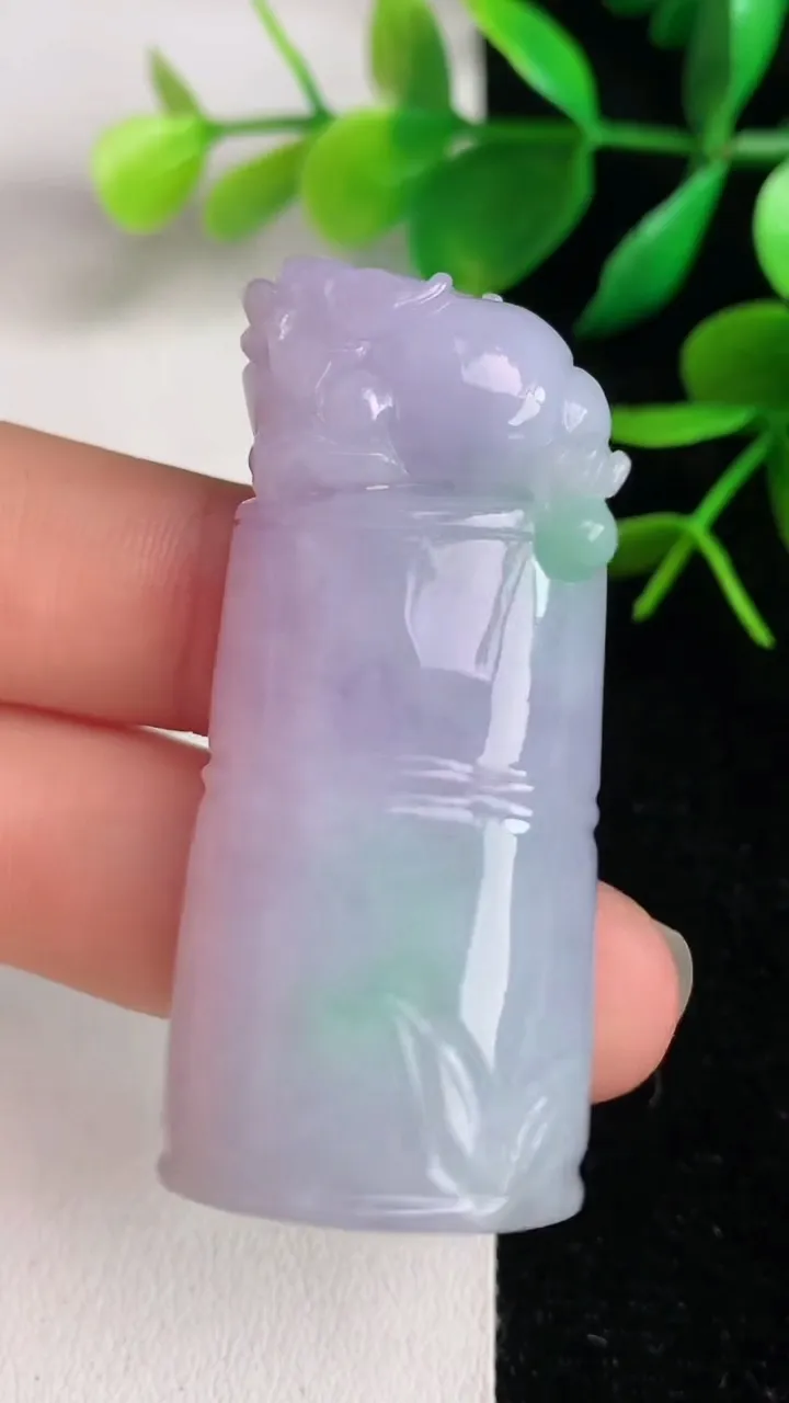 天然A货翡翠春带彩紫罗兰节节高升竹节吊坠，尺寸49.7-21.8-12.4，重量:32.58g
6月