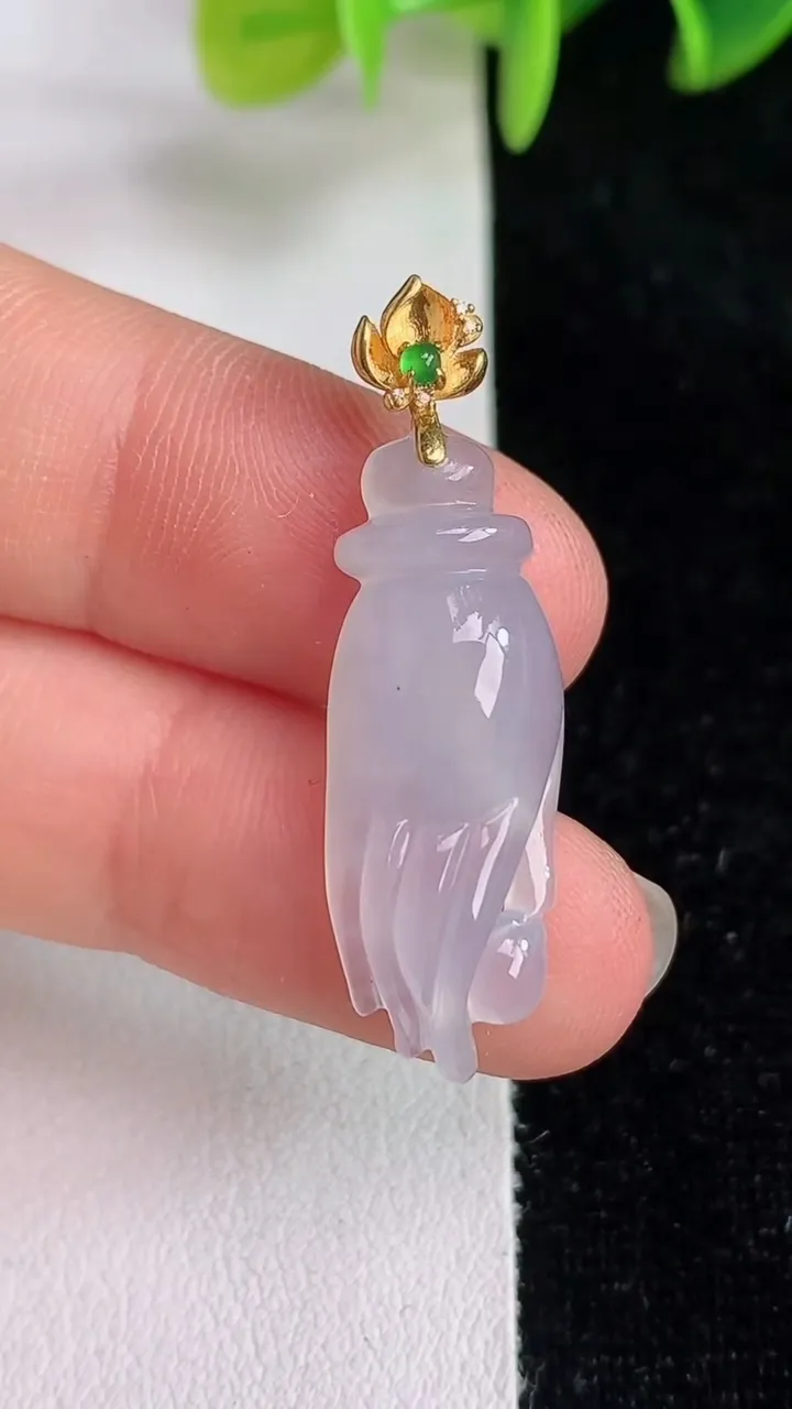 天然A货翡翠掌上明珠吊坠，尺寸26.3-11-4.8，重量:2.63g
6月14日