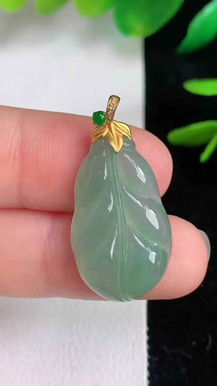 天然A货翡翠金枝玉叶 叶子吊坠，尺寸25.7-14.7-4，重量:2.76g
6月14日